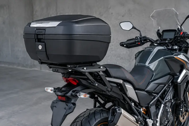 Top case noir monté à l’arrière d’une moto avec sa platine visible