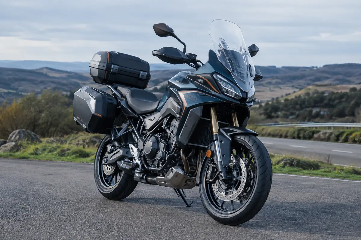 Bulle transparente et profilée montée sur une moto de tourisme stationnée au bord d’une route