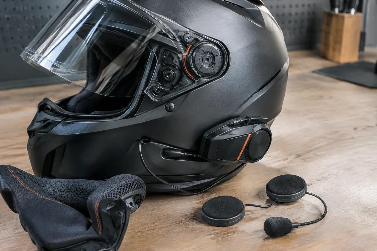 Casque de moto équipé d’un intercom, avec ses haut-parleurs positionnés dans les logements intérieurs.