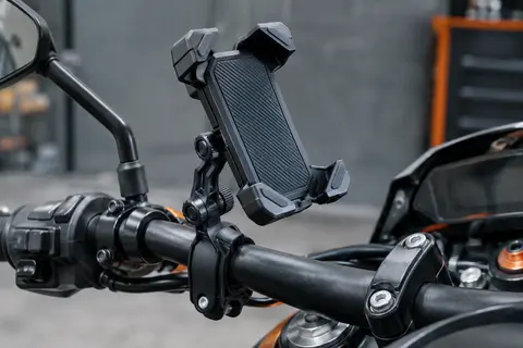 Support téléphone Babacom B6C noir fixé au guidon d’une moto dans un atelier sobre