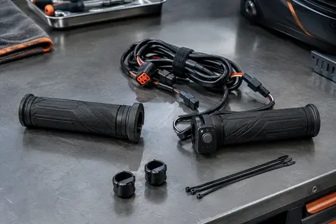 Kit de poignées chauffantes Daytona en silicone noir avec commande intégrée, câblage et capuchons.