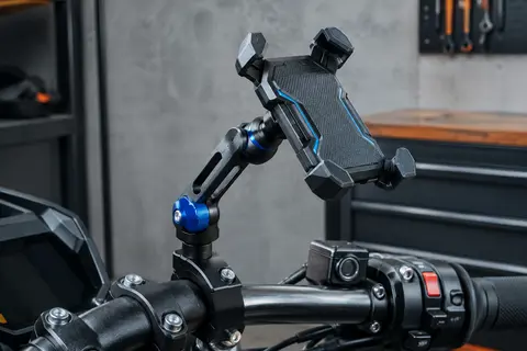 Support de téléphone moto noir et bleu fixé sur un guidon, avec bras d’extension et tête de fixation visibles.