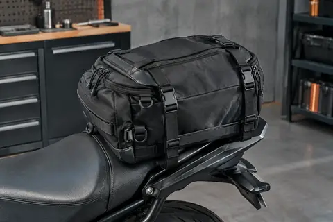 Sacoche de selle moto Rhinowalk noire de 20 L posée sur une selle arrière, avec ses sangles visibles.