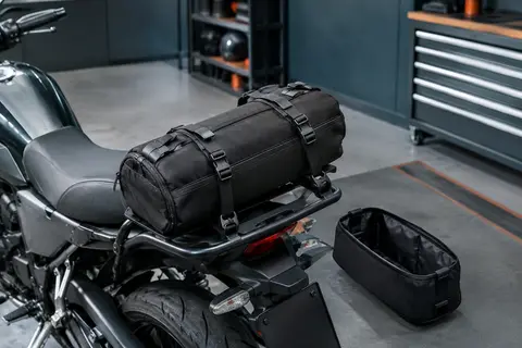 Sacoche de selle moto noire en polyester avec sangles, boucles et poche intérieure amovible