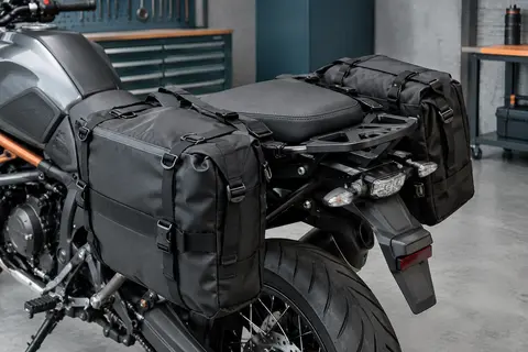 Deux sacoches latérales Rhinowalk noires à sangles installées de chaque côté de la selle d’une moto.