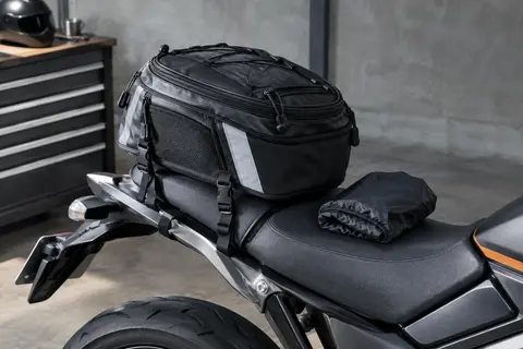 Sacoche de selle moto noire extensible avec poche zippée, bandes réfléchissantes et housse de pluie