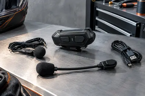 Intercom moto noir à deux boutons accompagné de microphones interchangeables et d’un câble USB-C