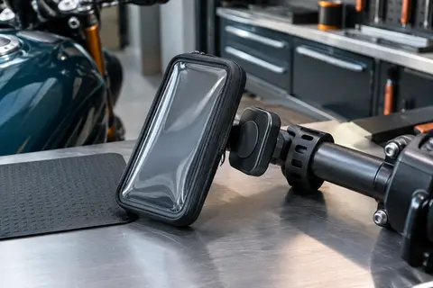 Support téléphone moto noir avec pochette tactile et dock magnétique fixé sur un guidon rond