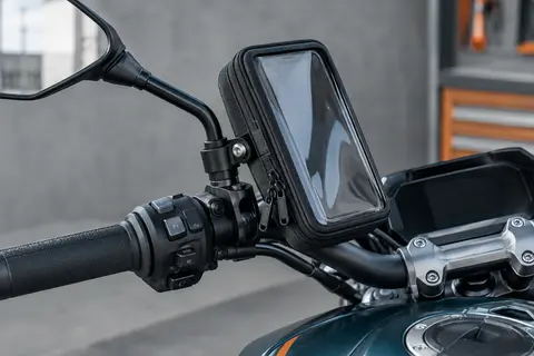 Support de téléphone moto Waccet noir fixé près d’un rétroviseur, avec sa pochette de rangement.