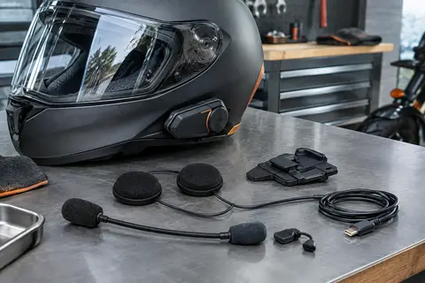 Intercom moto Wayxin T2 noir fixé sur un casque, avec écouteurs, microphones et accessoires de montage