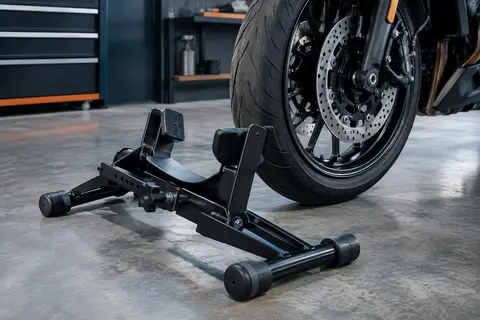Bloque-roue avant en acier noir avec embouts en caoutchouc présenté dans un atelier moto